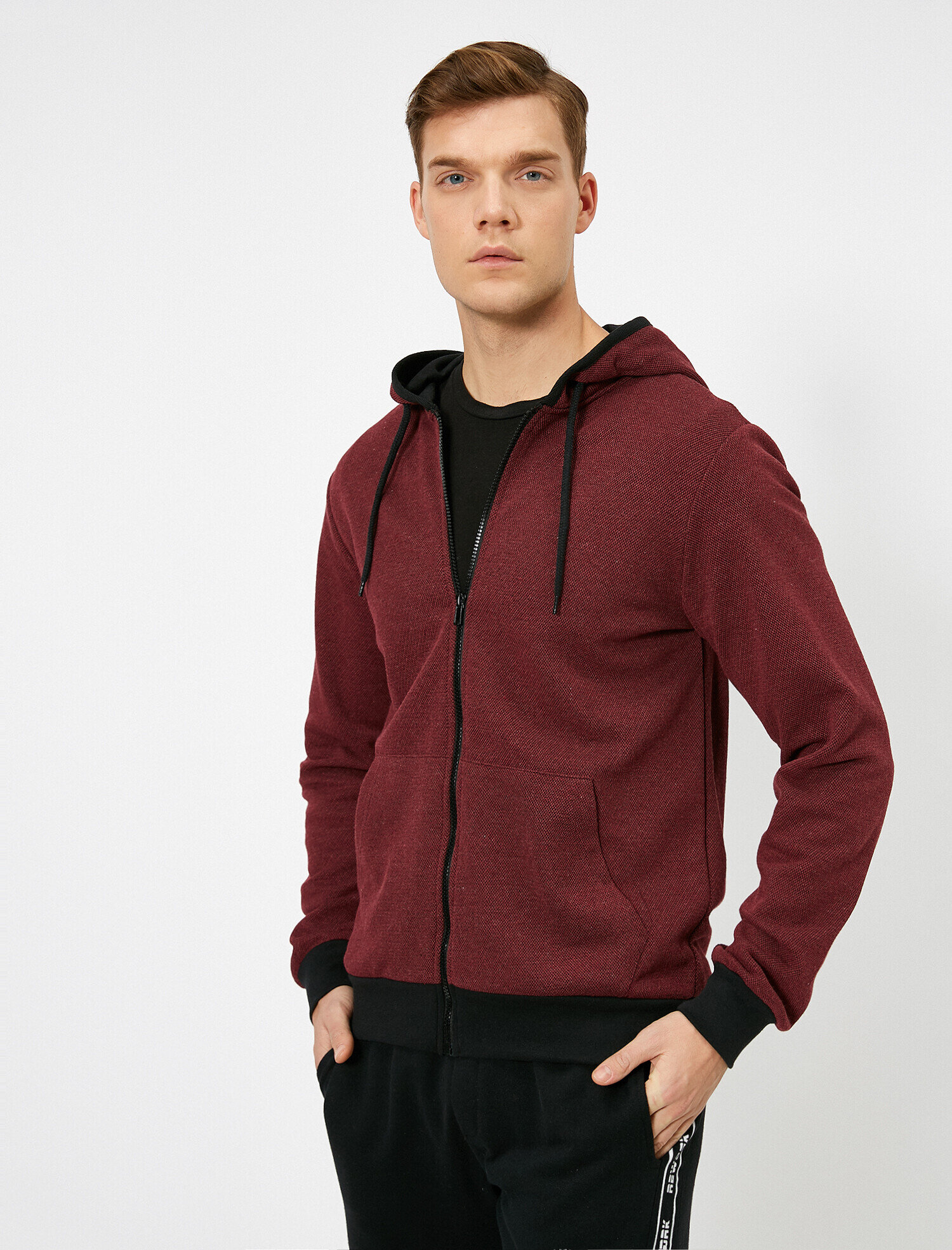 Siyah Erkek Yarim Fermuarli Dik Yaka Yan Cep Detayli Baskili Sweatshirt 0kam71027mk999 Koton