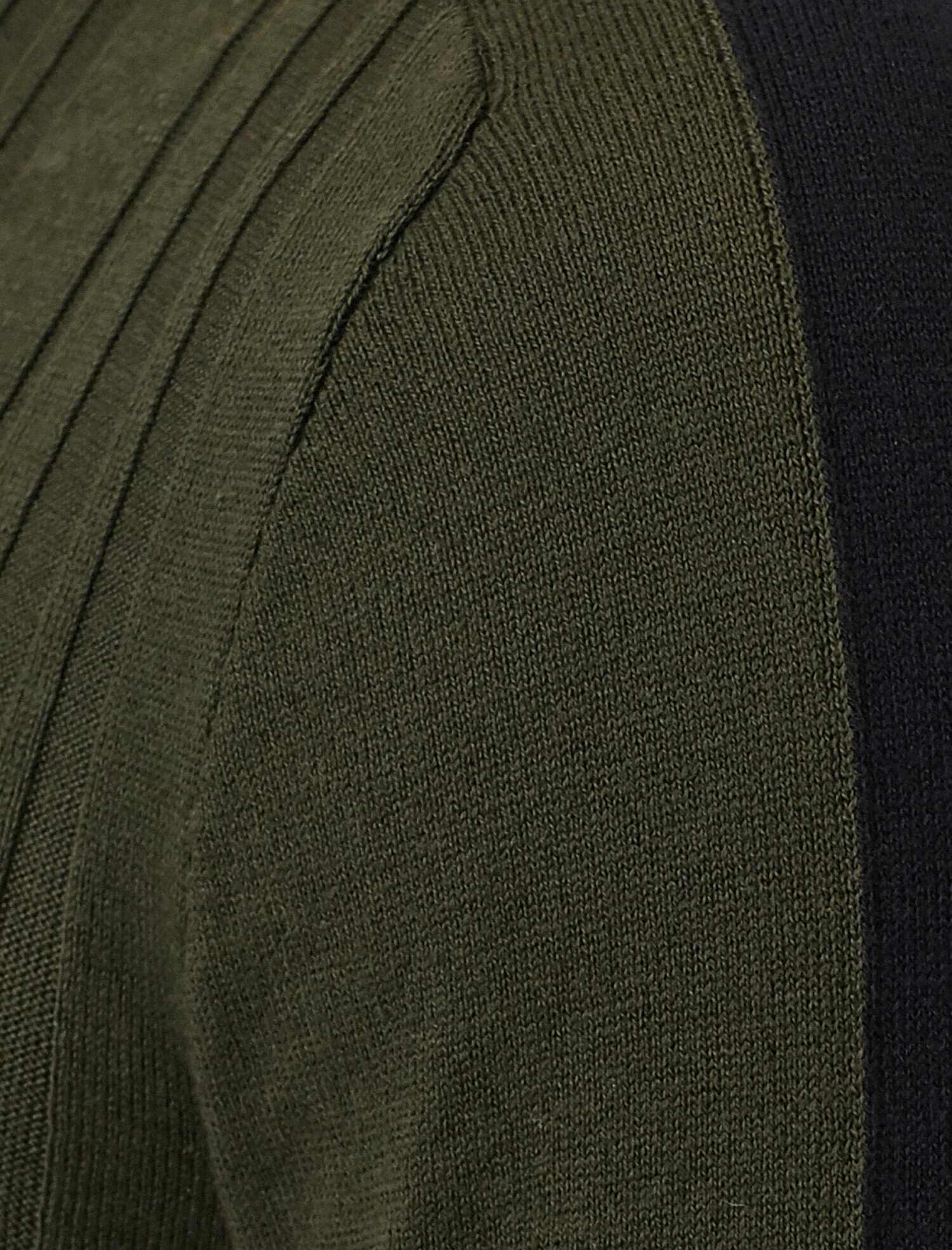 Koton Derby Dokulu Omzu Kontrast Renk Detaylı Slim Fit Triko Tişört - Haki. 6