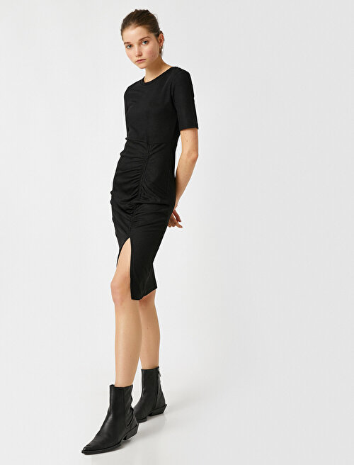 Kısa Kollu Büzgü Detaylı Yırtmaç Detaylı Elbise - Siyah Koton