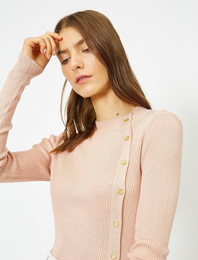 Düğme Detaylı Kazak