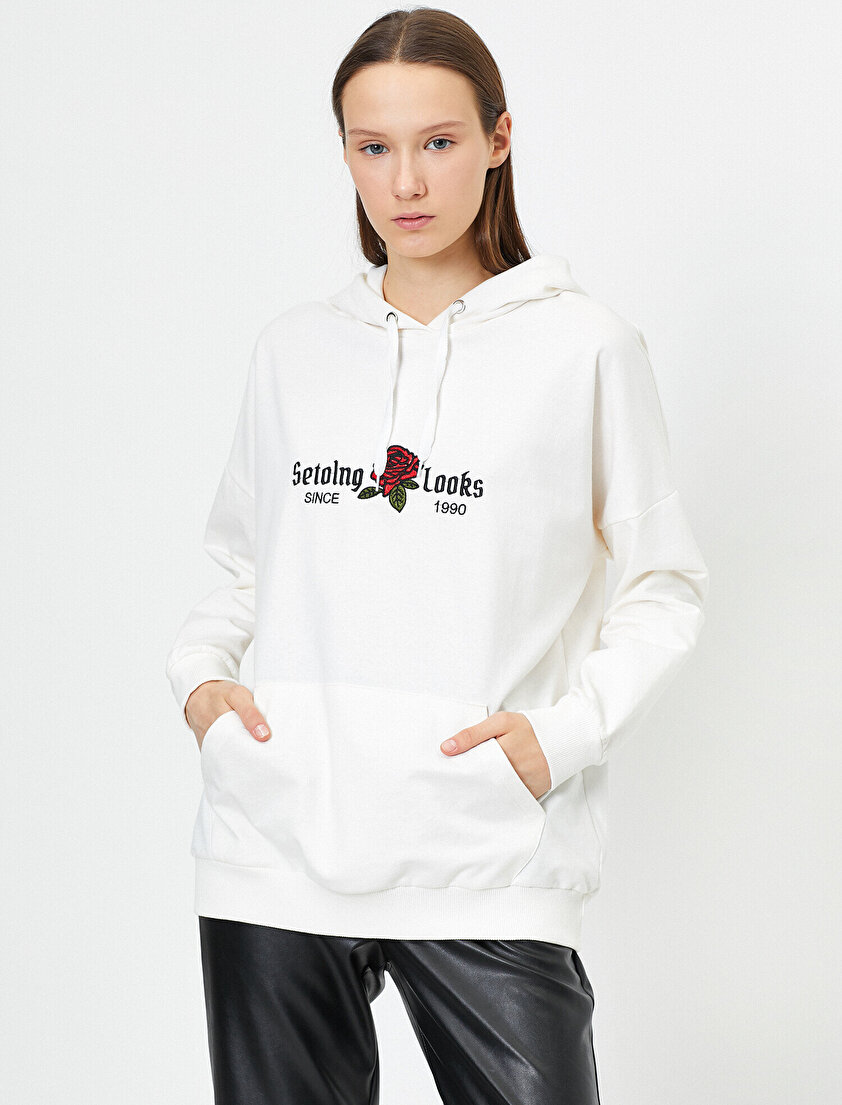Yazı Baskılı Çiçek Detaylı Kapüşonlu Sweatshirt