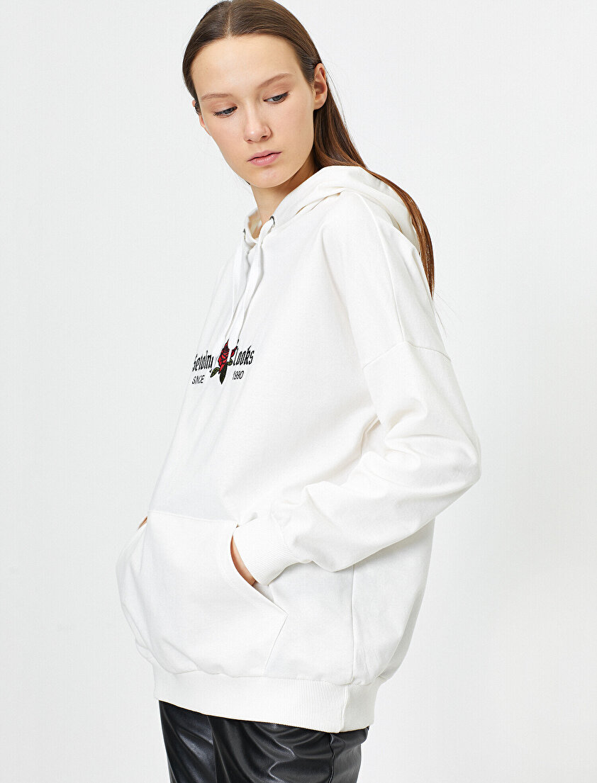 Yazı Baskılı Çiçek Detaylı Kapüşonlu Sweatshirt