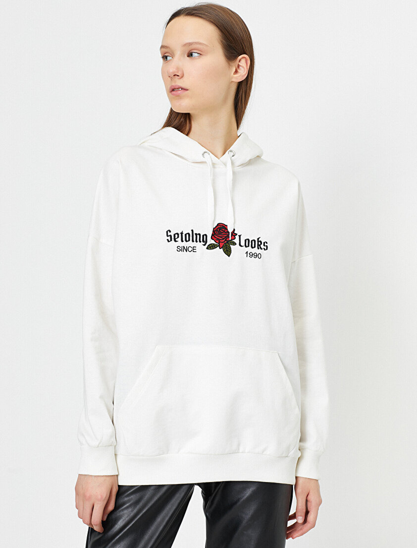 Yazı Baskılı Çiçek Detaylı Kapüşonlu Sweatshirt