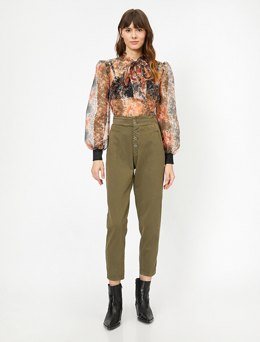 Düğme Detaylı Yüksek Bel Kısa Paça Pantolon