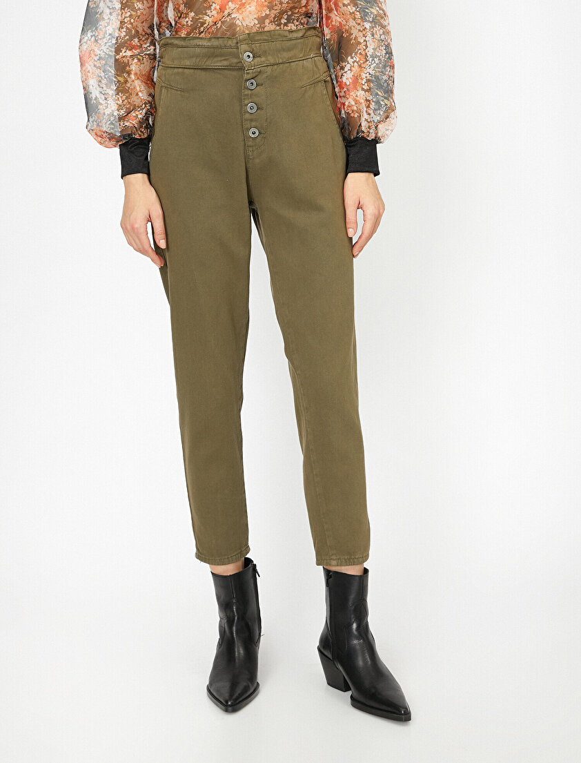 Düğme Detaylı Yüksek Bel Kısa Paça Pantolon