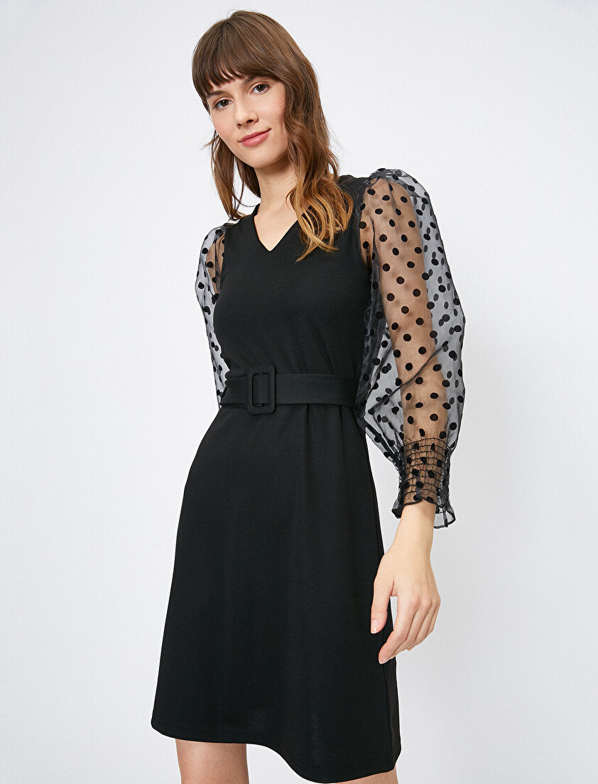 V Yaka Kemerli Tül Kol Detaylı Puantiye Baskılı Elbise