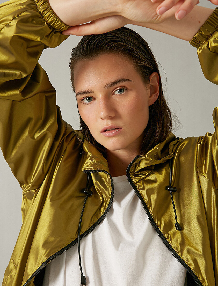 Kapüşonlu Cepli Parlak Kumaşlı Yağmurluk