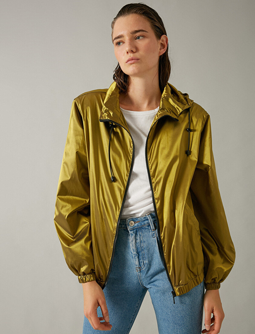 Kapüşonlu Cepli Parlak Kumaşlı Yağmurluk
