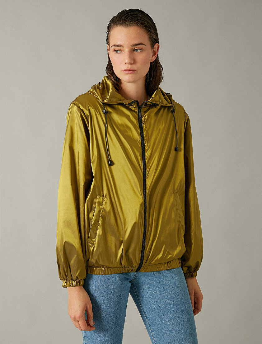 Kapüşonlu Cepli Parlak Kumaşlı Yağmurluk