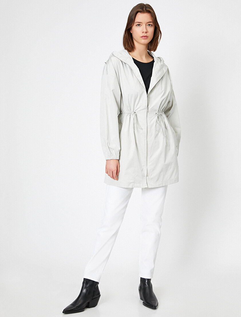 Kapüşonlu Cep Detaylı Uzun Yağmurluk