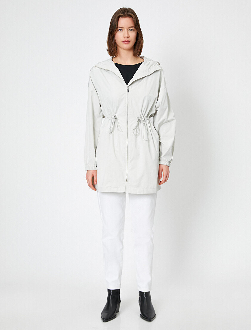 Kapüşonlu Cep Detaylı Uzun Yağmurluk