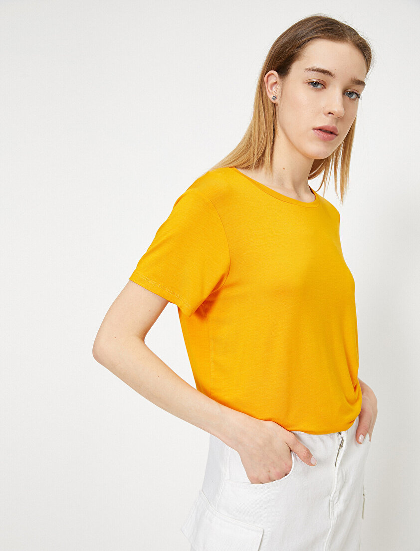 Yırtmaç Detaylı Bol Kesim Tişört