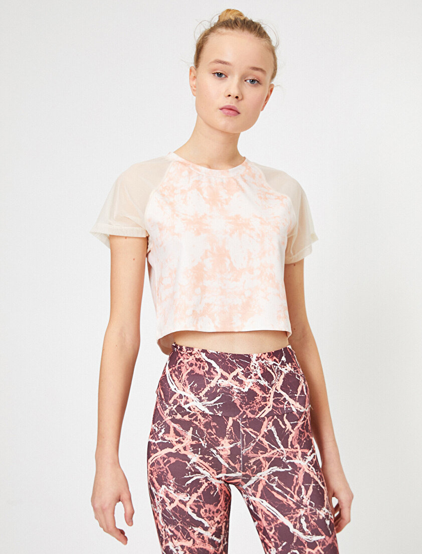 Ebru Şallı Loves Koton Mermer Desenli Tül Detaylı Crop T-shirt