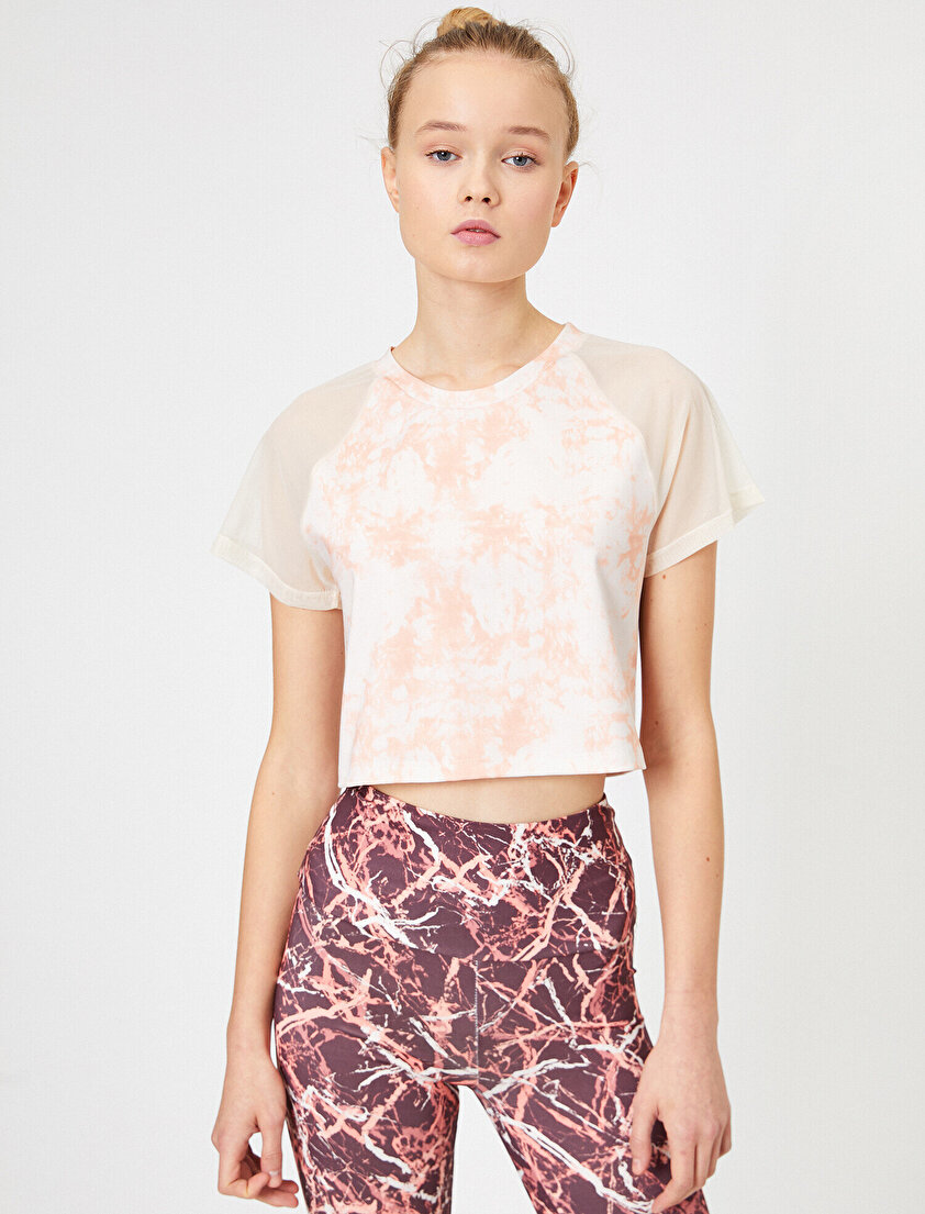 Ebru Şallı Loves Koton Mermer Desenli Tül Detaylı Crop T-shirt