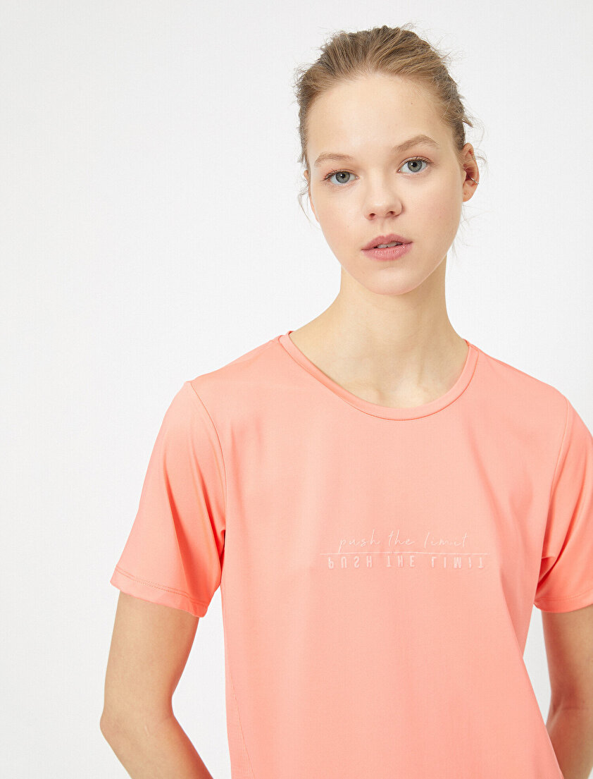 Ebru Şallı Loves Koton Slogan Baskılı T-shirt