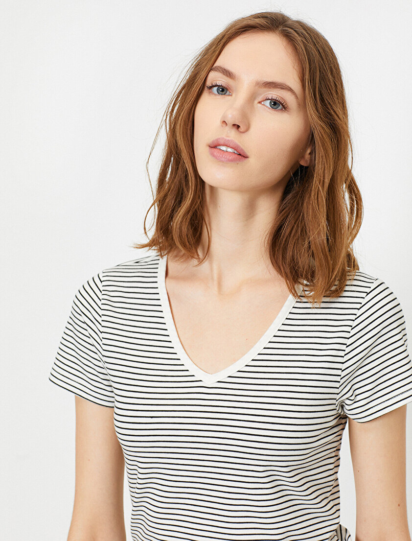 Standart Kesim V Yaka Çizgili Tişört
