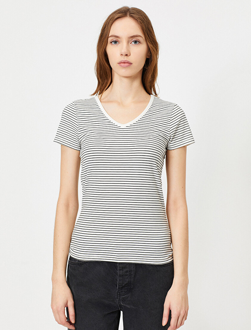 Standart Kesim V Yaka Çizgili Tişört