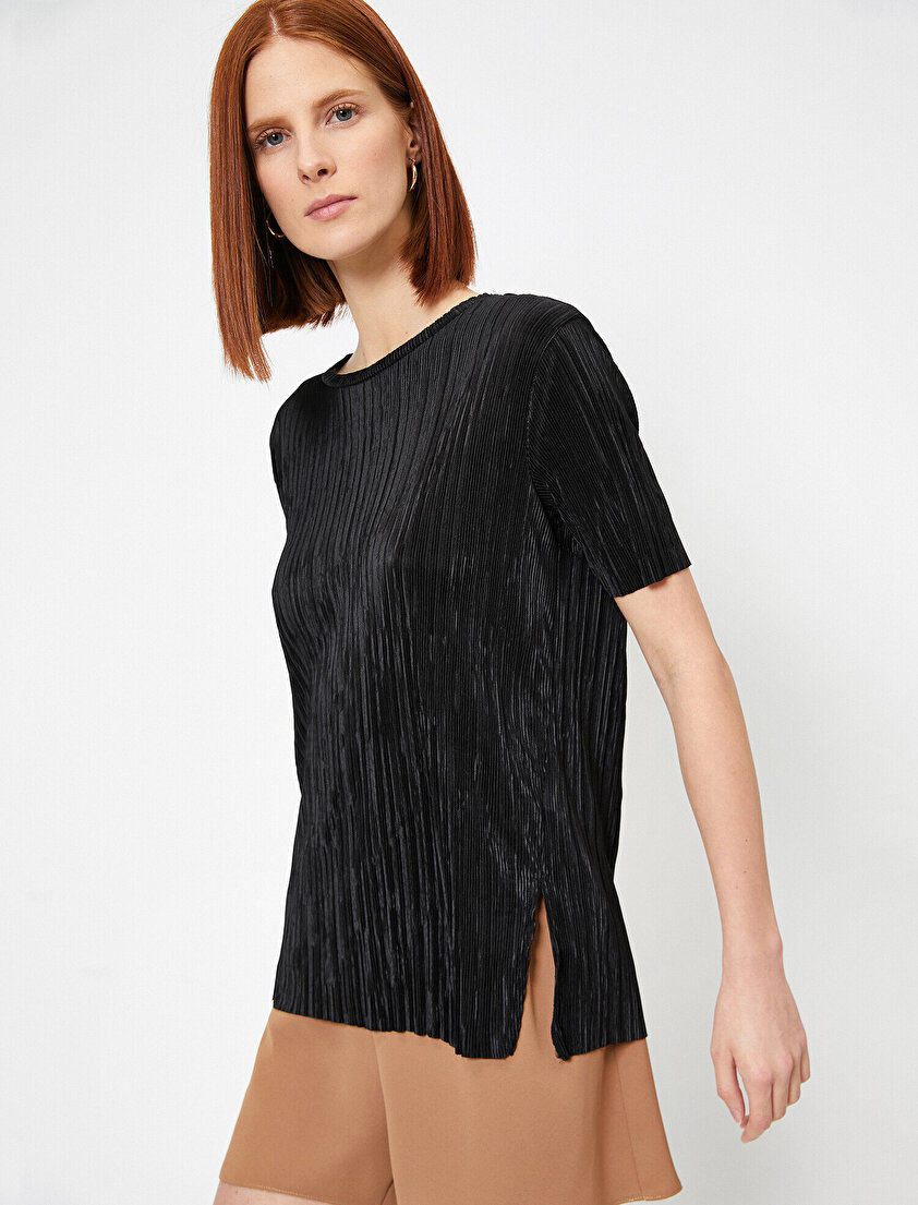 Piliseli Standart Kalıp Bisiklet Yaka Tişört