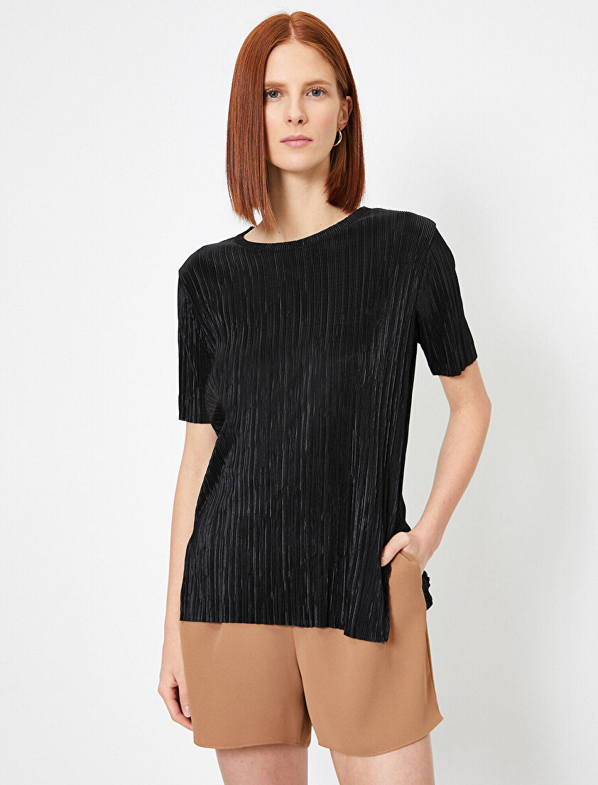 Piliseli Standart Kalıp Bisiklet Yaka Tişört