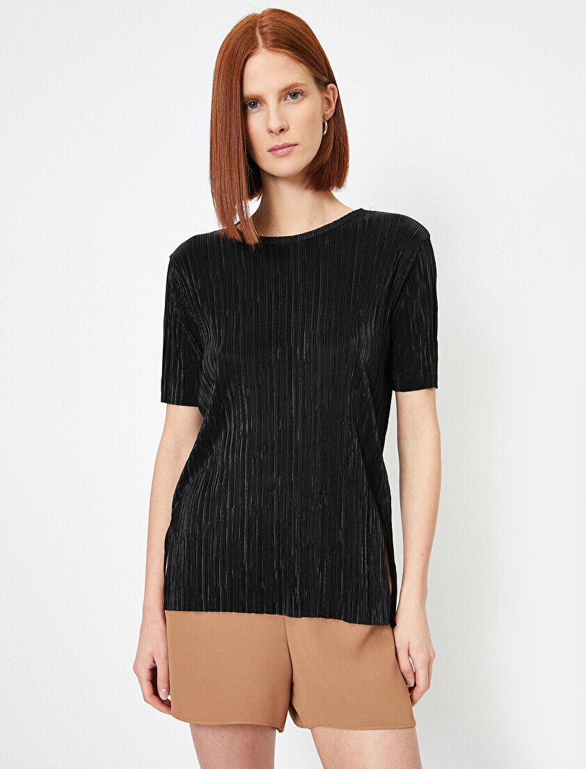 Piliseli Standart Kalıp Bisiklet Yaka Tişört