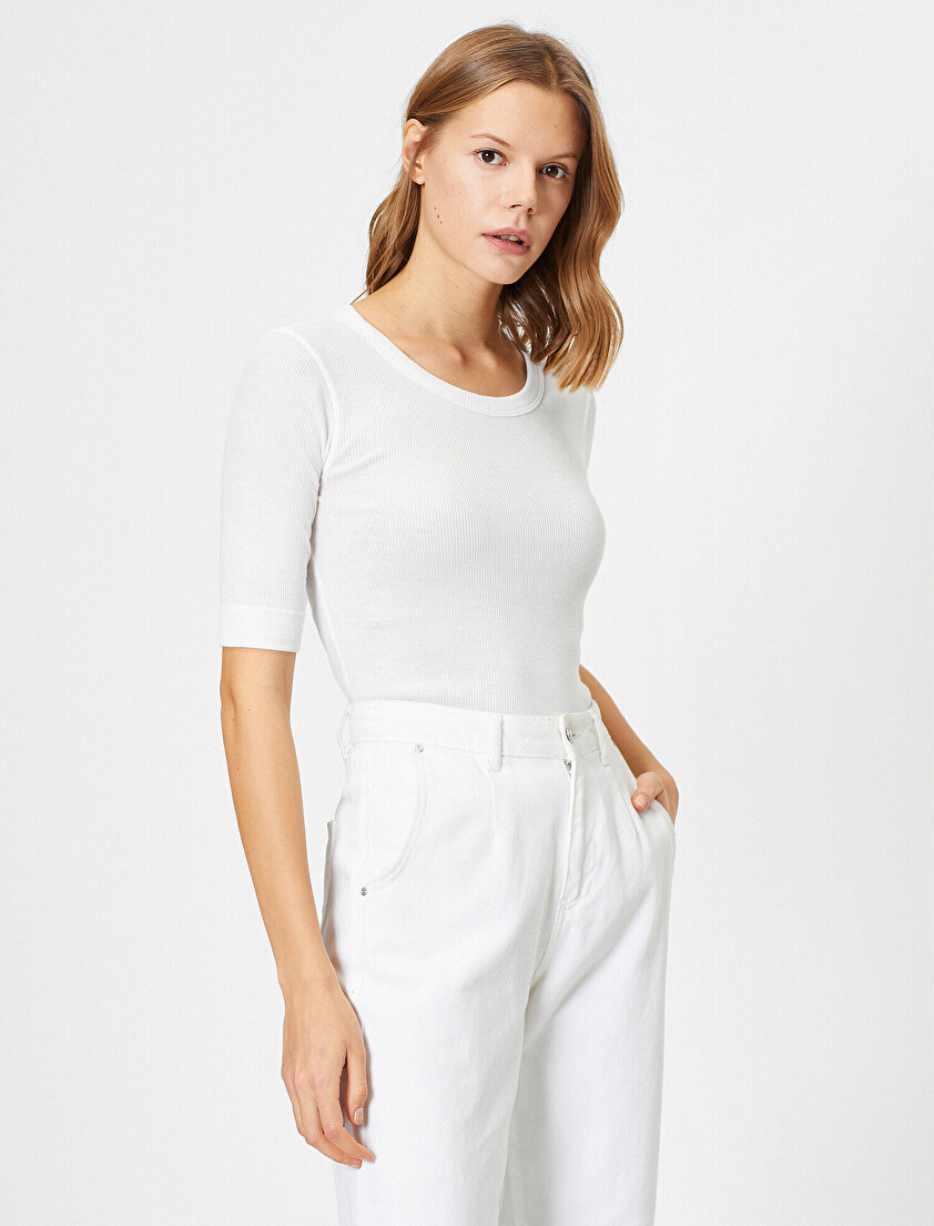 Oyuk Yaka Dar Kalıp Tişört