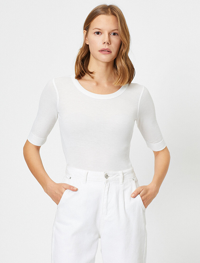 Oyuk Yaka Dar Kalıp Tişört