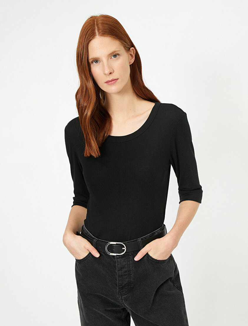 Oyuk Yaka Dar Kalıp Tişört