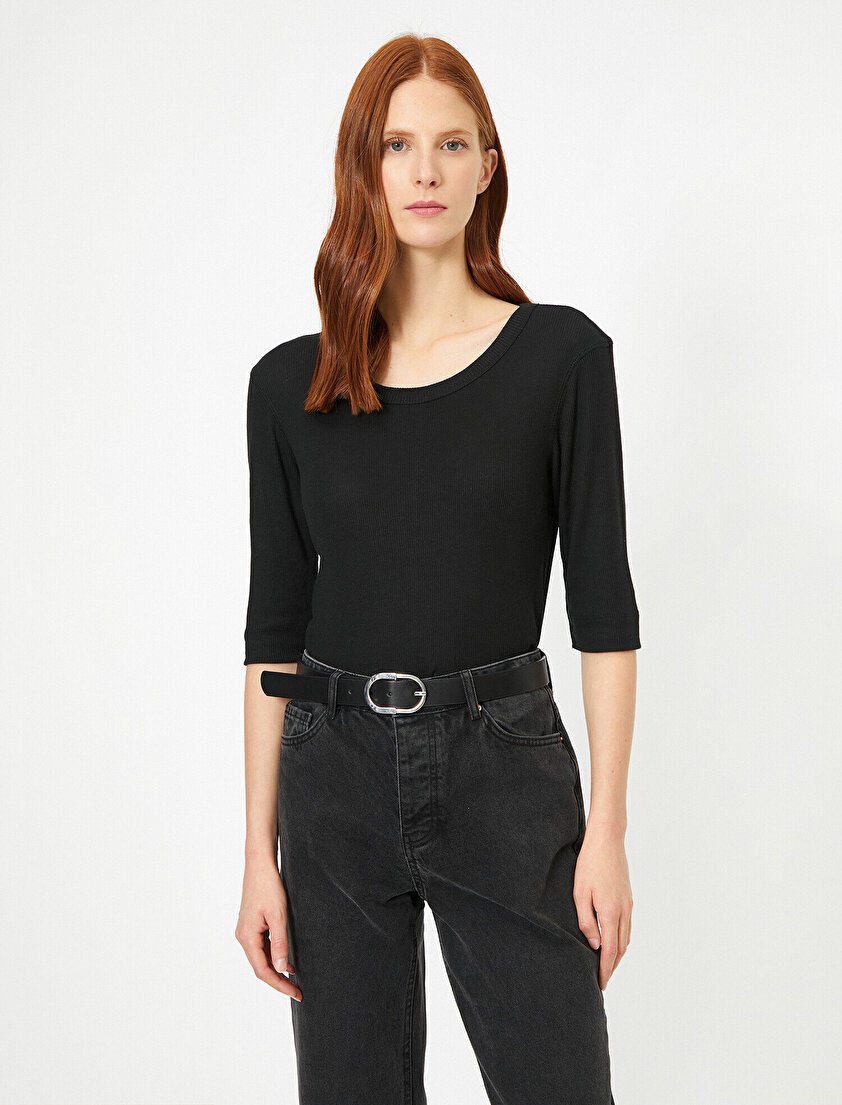 Oyuk Yaka Dar Kalıp Tişört