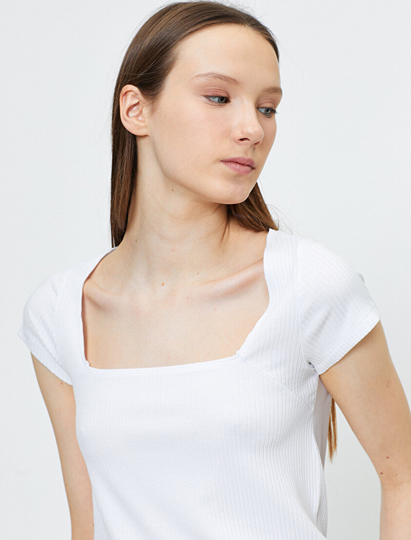 Kare Yaka Dar Kesim Tişört