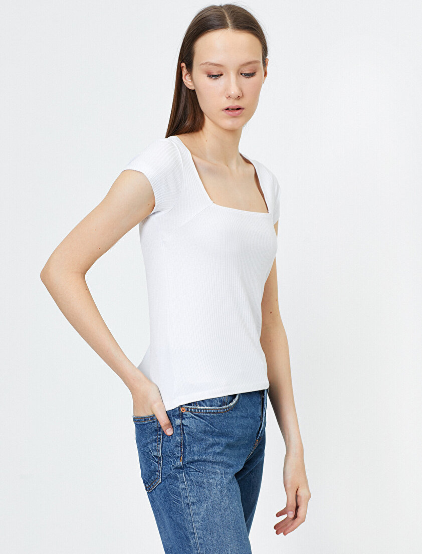 Kare Yaka Dar Kesim Tişört