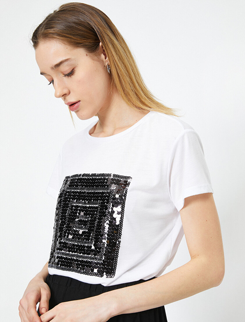 Pul Payet Detaylı Bisiklet Yaka Tişört