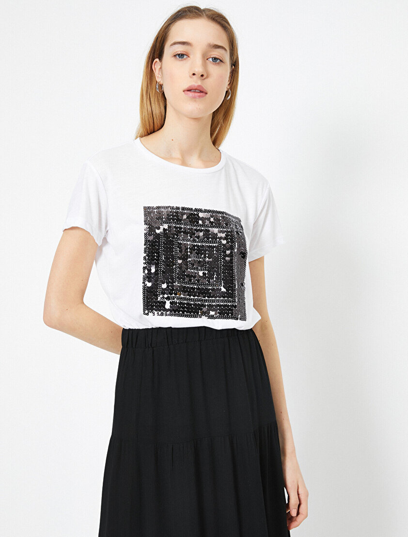 Pul Payet Detaylı Bisiklet Yaka Tişört