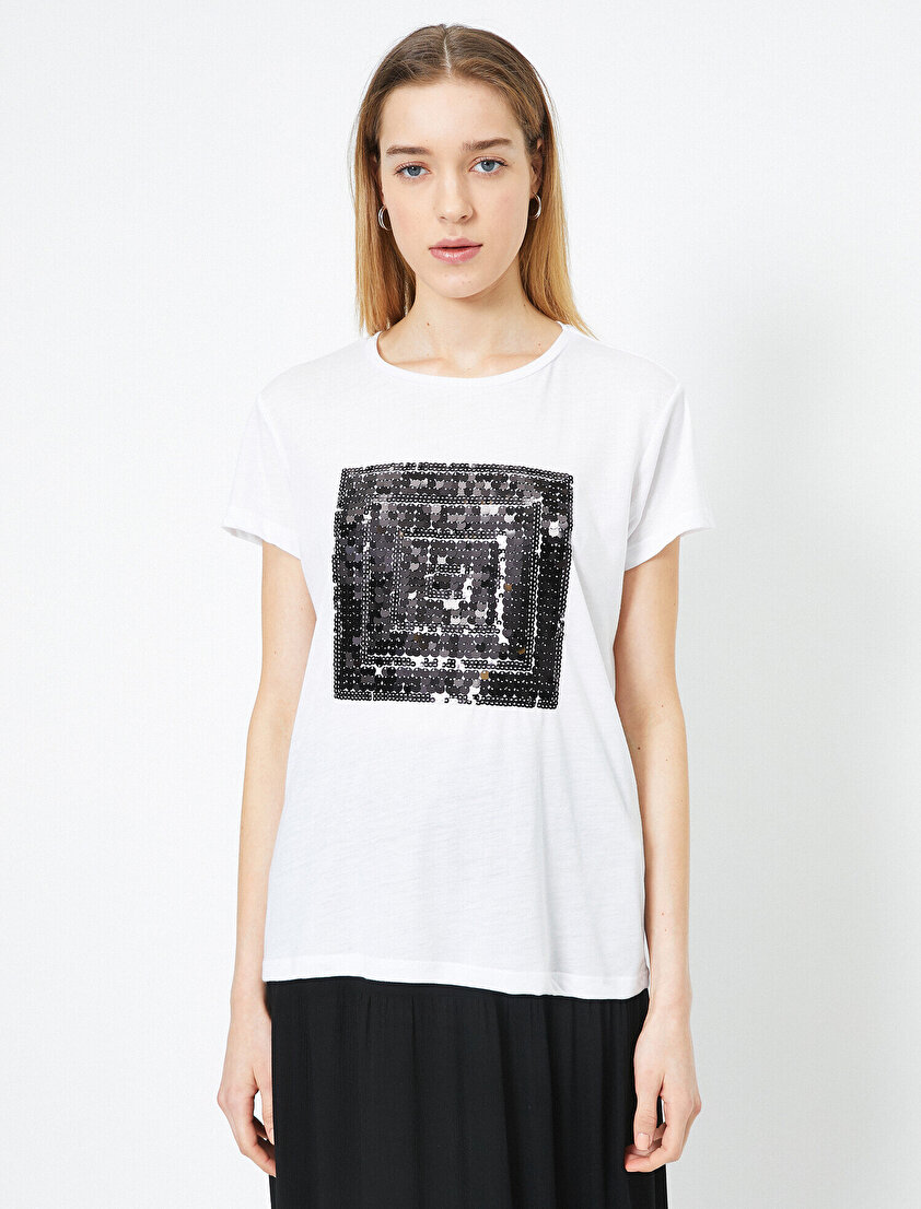 Pul Payet Detaylı Bisiklet Yaka Tişört