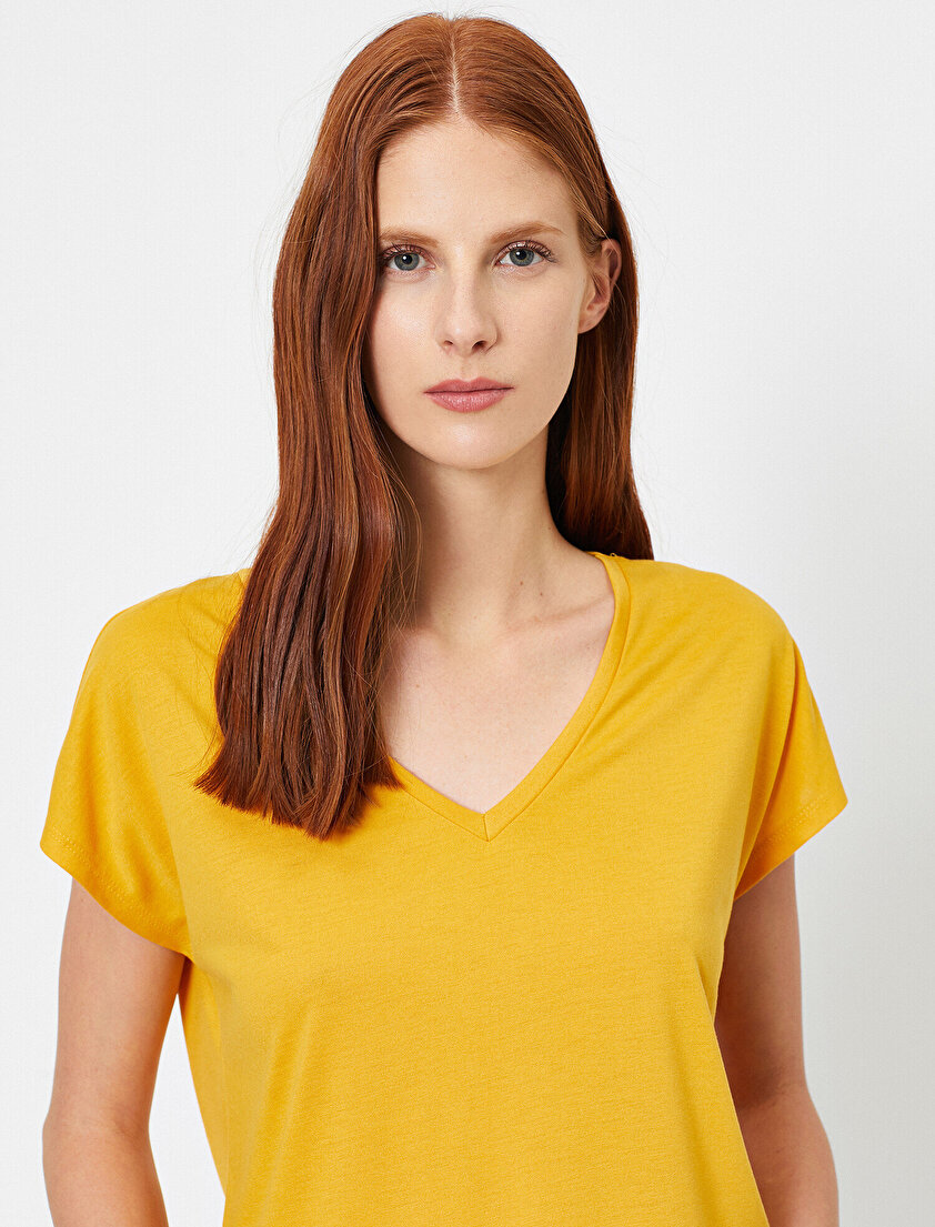 V Yaka Rahat Kalıp Basic Tişört