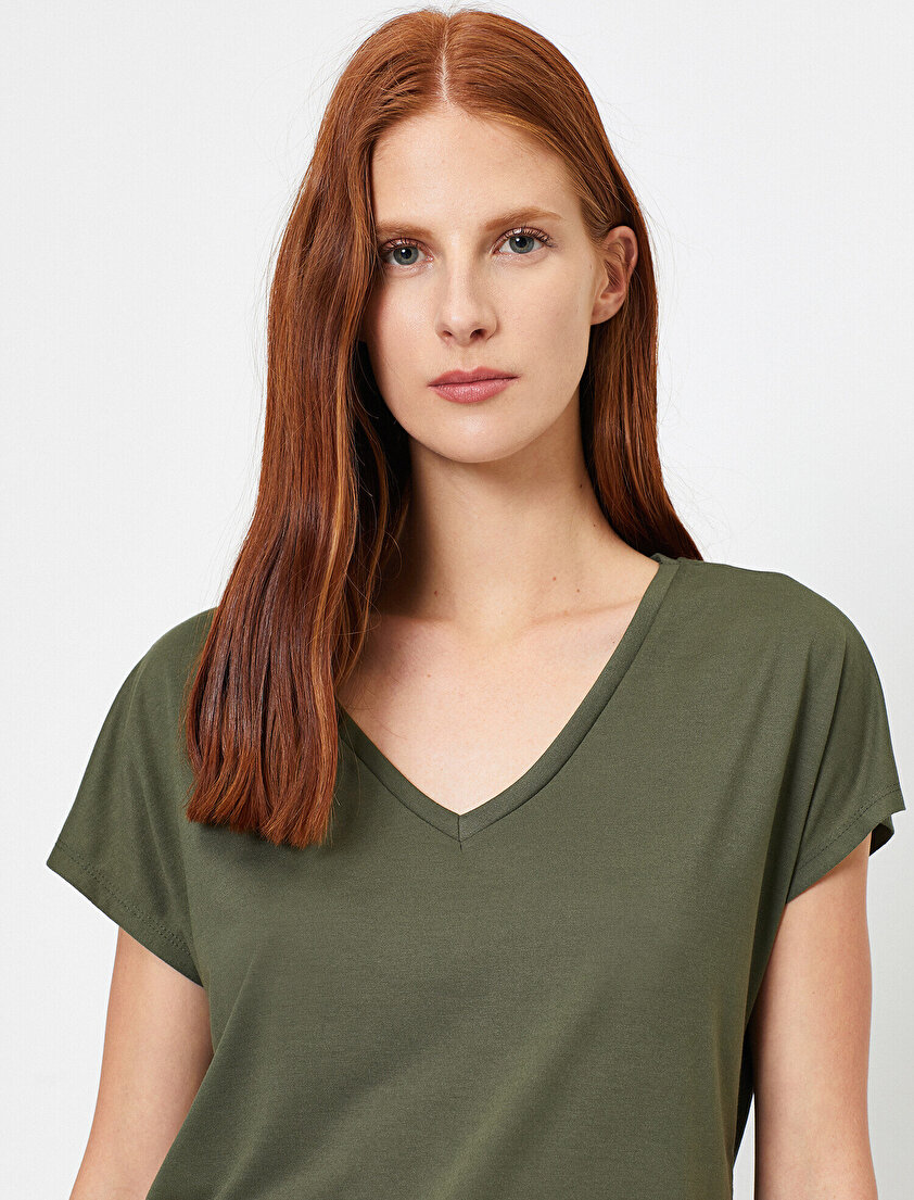 V Yaka Rahat Kalıp Basic Tişört