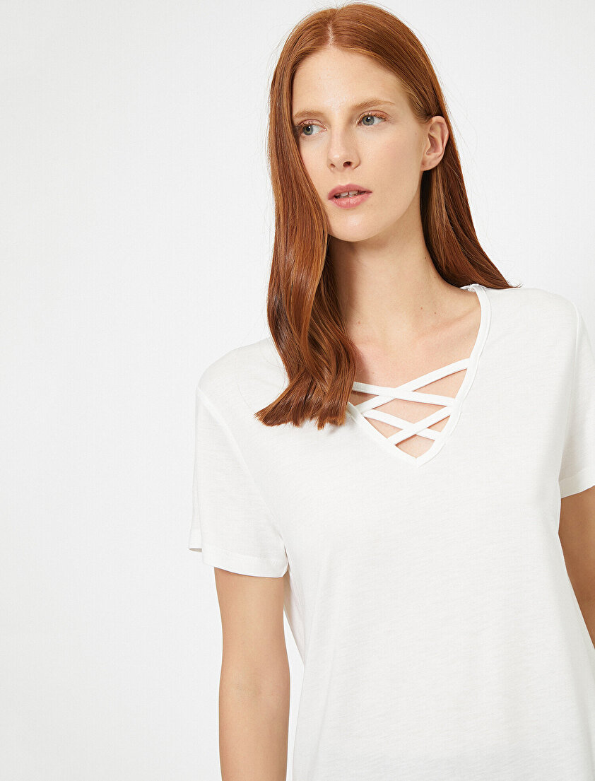 Çapraz Bağ Detaylı V Yaka Tişört