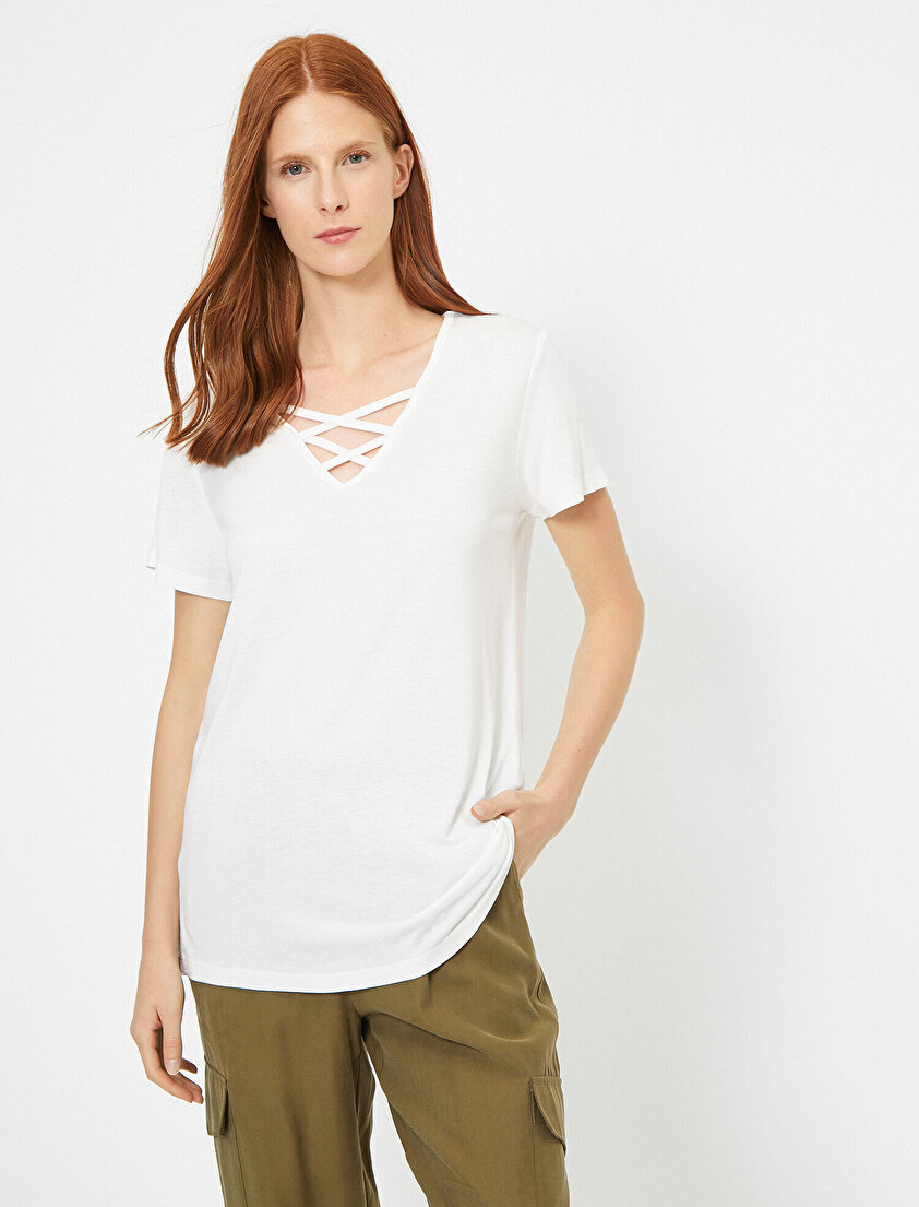 Çapraz Bağ Detaylı V Yaka Tişört