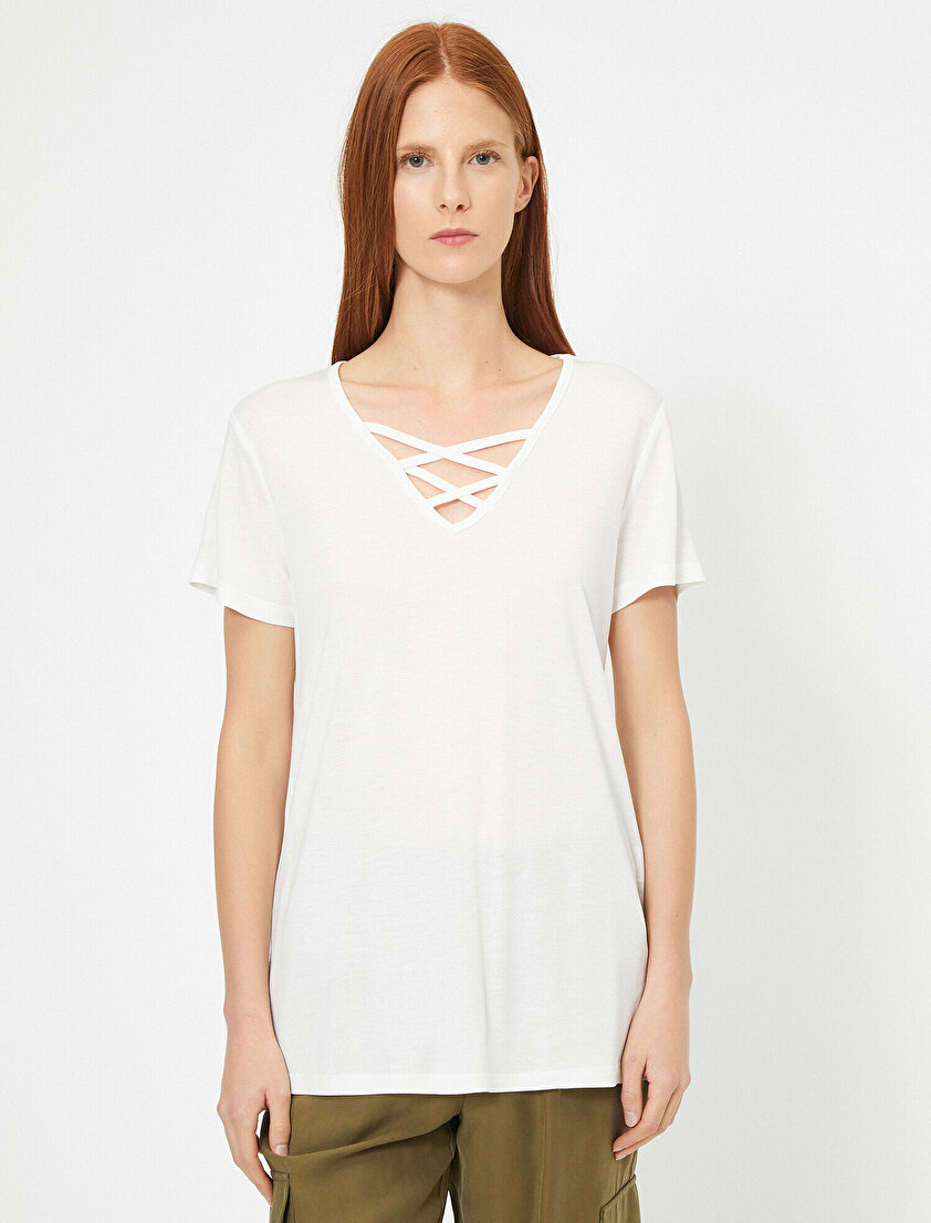 Çapraz Bağ Detaylı V Yaka Tişört