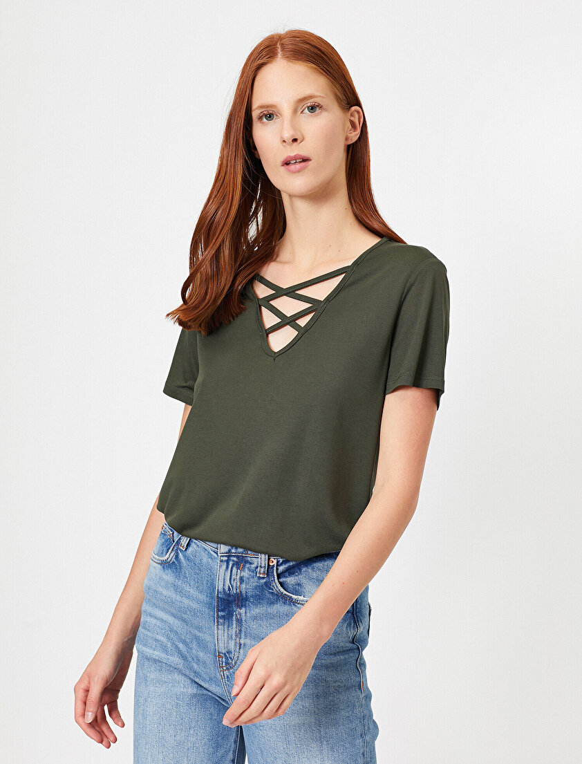 Çapraz Bağ Detaylı V Yaka Tişört