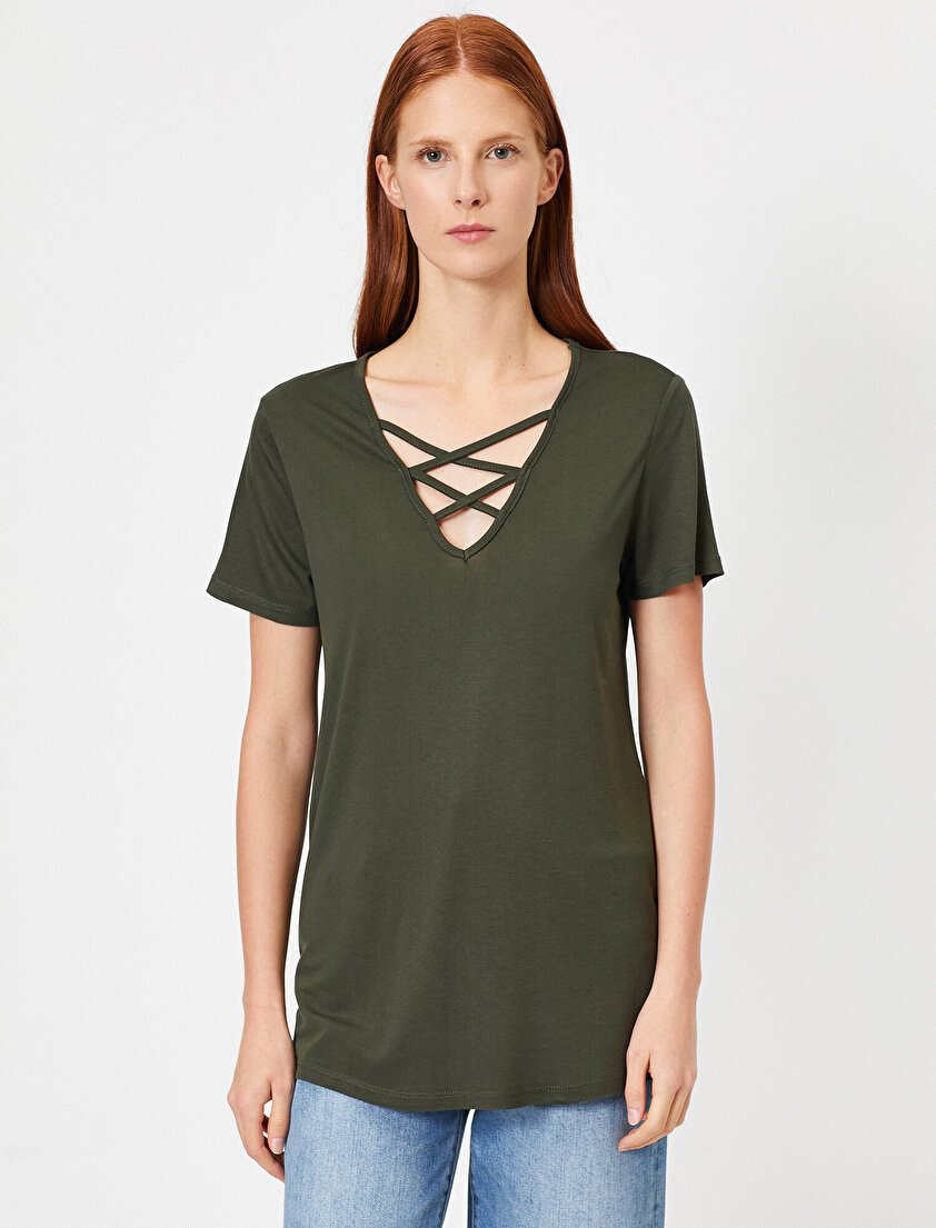 Çapraz Bağ Detaylı V Yaka Tişört
