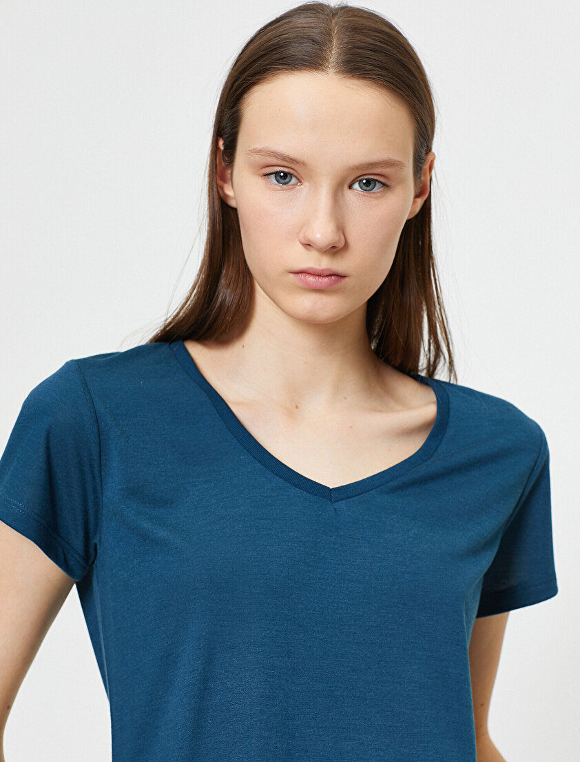 V Yaka Rahat Kalıp Basic Tişört