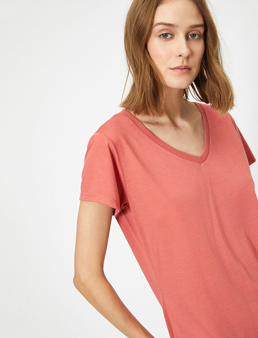 V Yaka Rahat Kalıp Basic Tişört