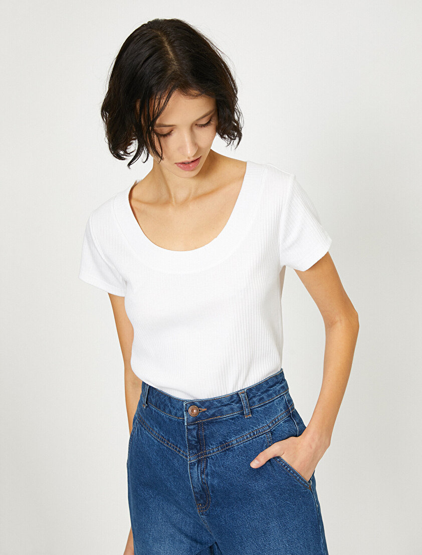 Oyuk Yaka Dar Kesim Tişört