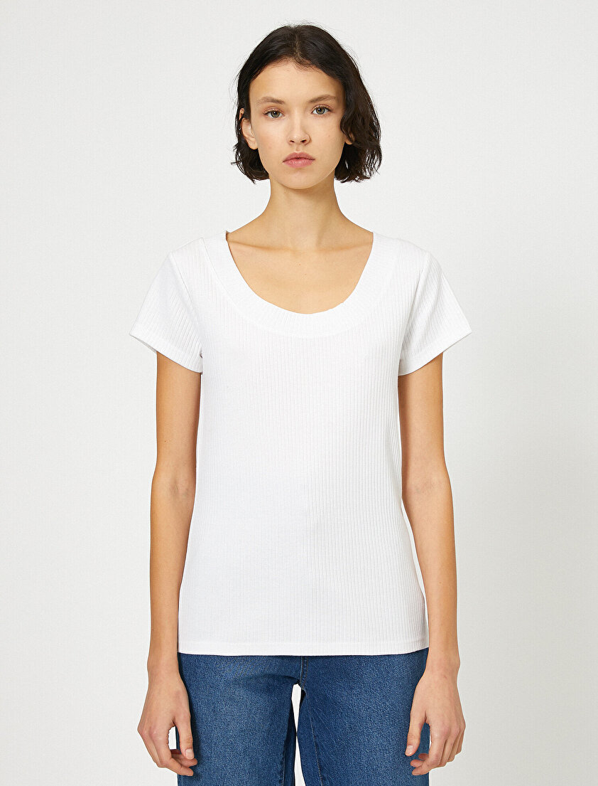 Oyuk Yaka Dar Kesim Tişört