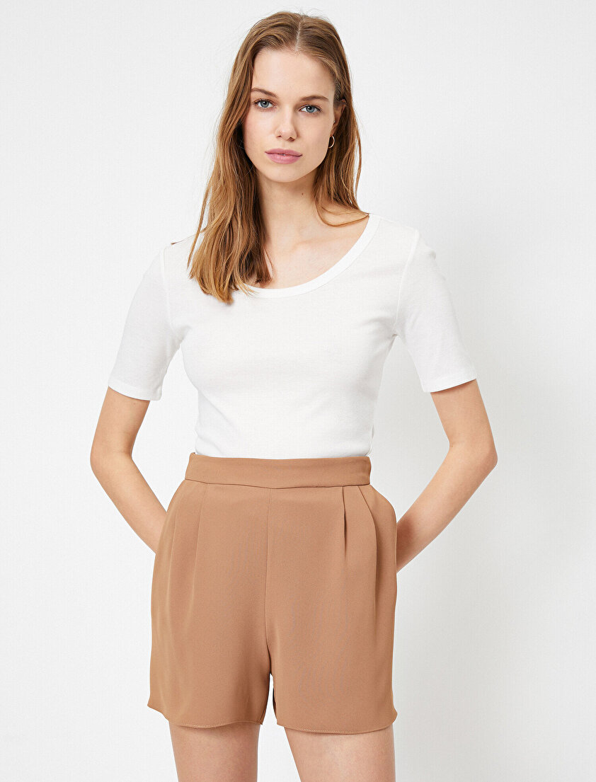 Oyuk Yaka Kısa Kollu Tişört