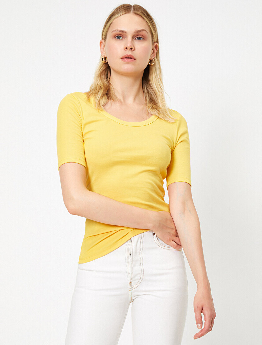 Oyuk Yaka Kısa Kollu Tişört