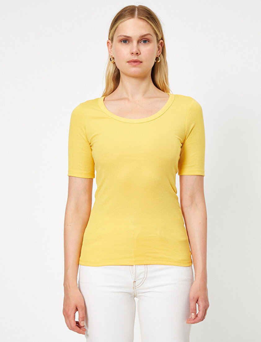 Oyuk Yaka Kısa Kollu Tişört