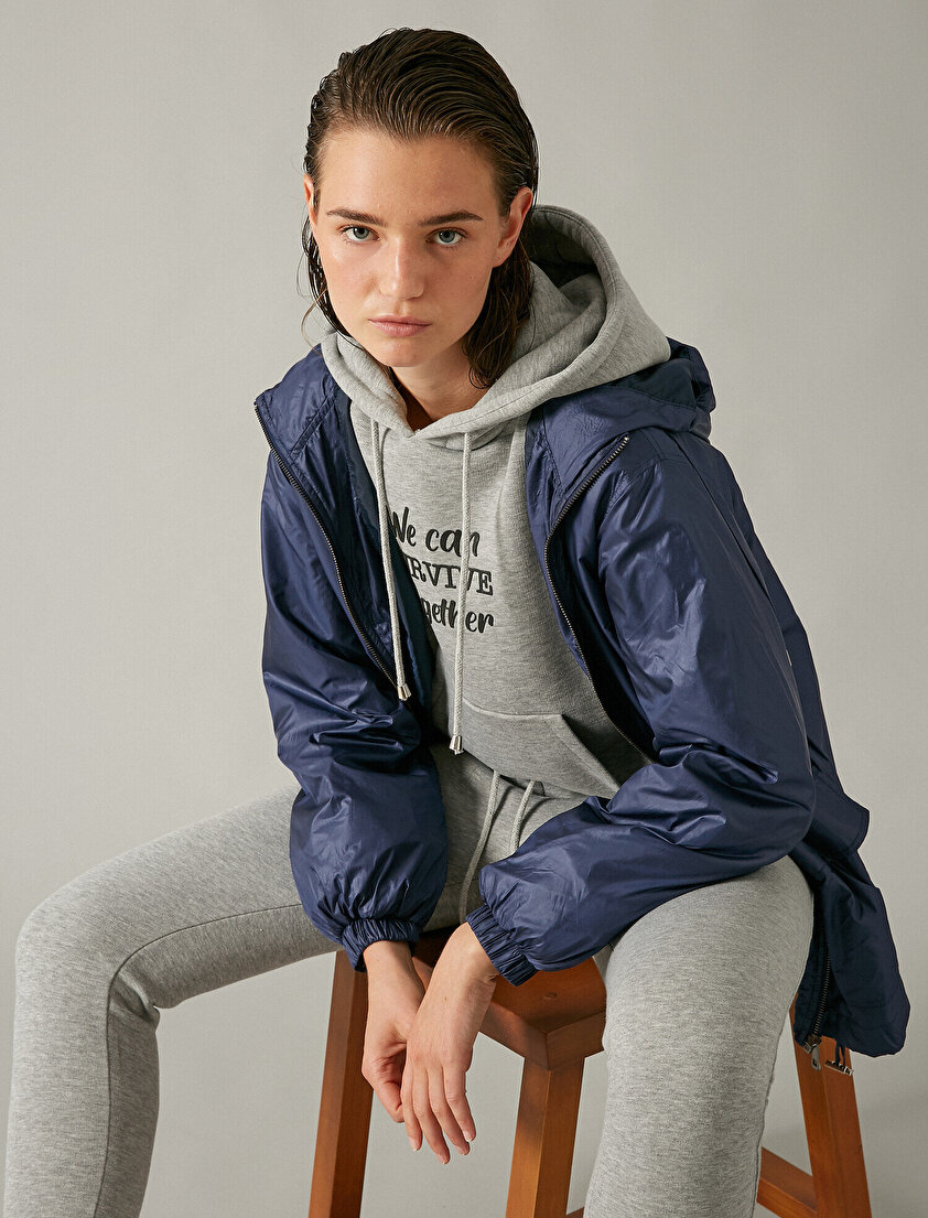 Kapüşonlu Cep Detaylı Yağmurluk