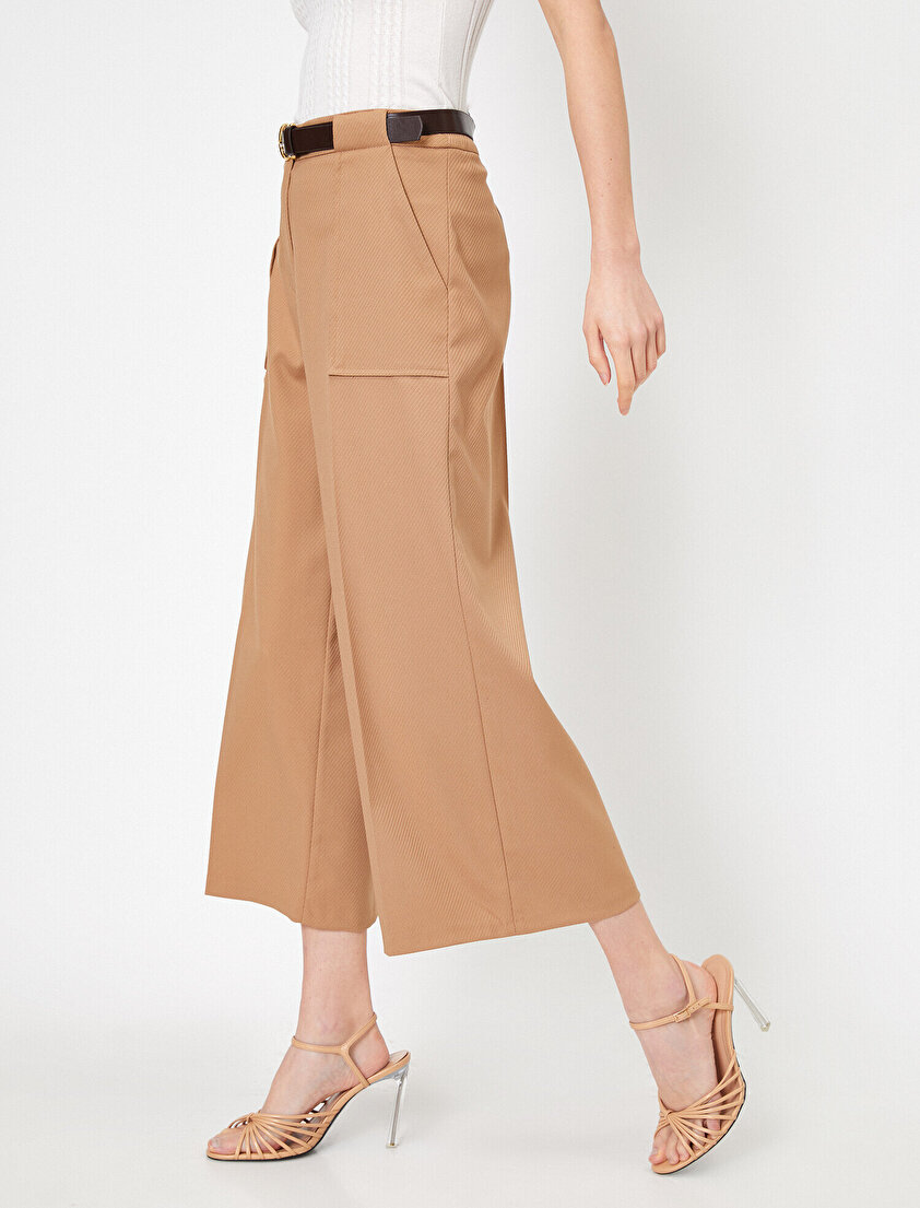 Kemer Detaylı Kısa Paça Pantolon