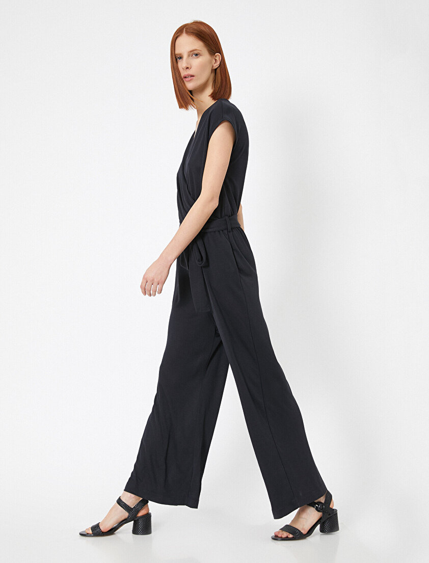 Belden Bağlama Detaylı V Yaka Cepli Standart Kalıp Kısa Kollu Tulum